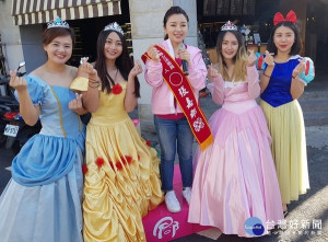 張嘉郡與勇敢的公主們向來往民眾致意，爭取支持，充分展現團隊青年軍的創意巧思，鄉親也主動向張嘉郡揮手比「讚」，讓寒冷的街頭倍感溫暖。