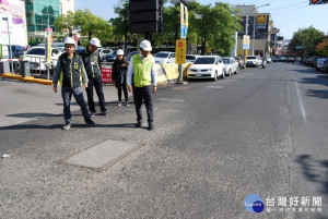 林世賢市長現勘南平街改善工程的施工品質。