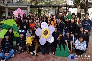 長榮大學至紅瓦厝國小宣導臉部平權。