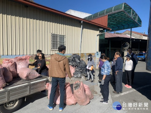 農友將廢農膜〈塑膠覆蓋布〉打包，將由資源回收車載回。