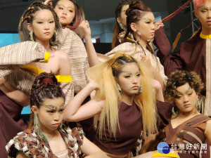「騷番麥」運用黃澄澄的甜玉米色巧妙地與玉米鬚色系搭配，簡約拼接剪裁被賦予了生命力;搭配編織與流蘇，則讓異材質元素碰撞出全新的都會優雅風格。特別在眼妝勾勒也是玉米鬚系列線條，風格獨具。圖／記者鄧富珍攝