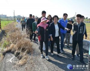 縣長王惠美視察農地重劃區亟待改善農路。與會還有立法委員柯呈枋、彰化縣議員陳秀寳、葉國雄、黃俊源、福興鄉長蔣煙燈、秀水鄉公所主任秘書梁倉榮、秀水鄉民代表會主席蔣憲忠、副主席鄭倫杰、縣府地政副處長陳麗梅等人。

