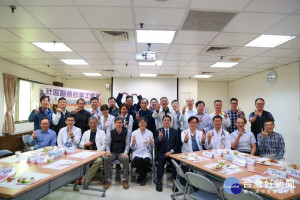 社區醫療群診所院長合影。
