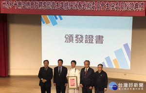 2018年拿下世界詠春拳雙冠軍，傑出的景文高中校友黎懿徵，12日在校長黃景生、老師和同學見證下，受聘為世界和平聯合總會國際詠春武術發展工作委員會主任委員。（圖／記者黃村杉攝）