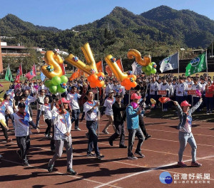 參與活動隊伍進場。〈記者吳素珍攝〉