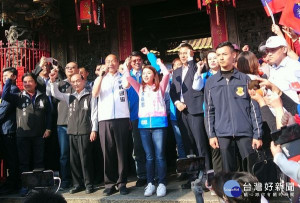 立委候選人張嘉郡及總統候選人韓國瑜前往北港朝天宮參拜，並舉辦聯合競選服務處暨後援會成立大會，懇託鄉親支持順利當選，展現「雲林HIGH起來」的氣勢。