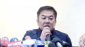 遠航董事長張綱維神隱一日後，13日出面召開記者會，強調停航是員工誤判情勢急發公告，公司沒要停業。至於公司的資金缺口下周會陸續到位，盼請民航局核准赴飛。（圖／YouTube）
