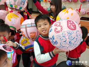 「彰化300古城新生」創意環保燈籠踩街亮麗登場。圖／記者鄧富珍攝
