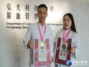 

弘光科技大學餐旅管理系學生參加世界第四種巧克力「Ruby紅寶石巧克力」比賽，餐旅大三學生潘芷恩、葉達恕奪專業組銅牌、學生組金牌。（記者陳榮昌攝）

