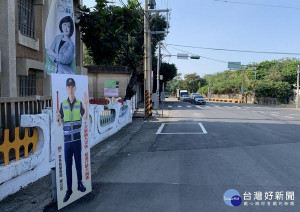 雲林縣警察局為了防制交通事故發生，特精心製作大型警察人形立牌，廣設於各易肇事、易違規、易超速之路段及路口，吸引用路人目光，提醒小心行車、減速慢行。