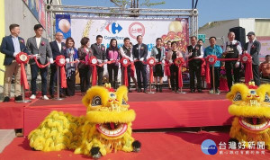 家樂福北港量販賣場舉辦盛大開幕儀式，更與秀泰影城首度合作進駐，期盼結合鄰近商圈的知名店家，帶動宗教重鎮另一波經濟新巔峰。