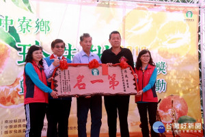 洪秘書長頒獎予第一名。（記者扶小萍攝）