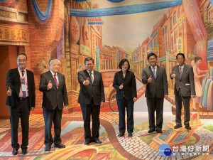 總統蔡英文、交通部長林佳龍、桃園市長鄭文燦及桃機董事長王明德、總經理林祥生等出席戶外觀景臺及「臺灣玩藝大街」的開幕茶會。
