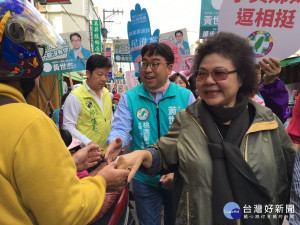 總統府秘書長陳菊、民主進步黨婦女部與新屋小英姊妹會陪同，黃世杰掃街拜票沿路新屋鄉親熱情歡迎。

