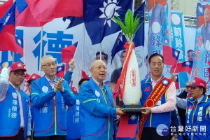 桃園市第一選區立委候選人陳根德蘆竹競選總部成立，國民黨前往席吳伯雄致贈好彩頭預祝高票當選。