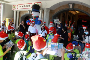 寶島時代村聖誕老公公歡迎育幼院童。（記者扶小萍攝）