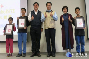 黃偉哲市長頒獎表揚。