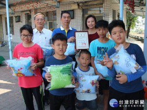 校長方婉真致贈徐忠碌董事長感謝狀。