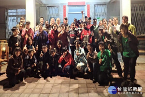 國際生與社區民眾同歡。