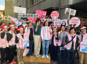 雲林首場小英姊妹會掃街活動，蘇治芬與姊妹們沿路發送糖果，化身對抗中國惡勢力、守護台灣民主自由的「粉紅魔女」，期以最強女力呼籲雲林鄉親支持。