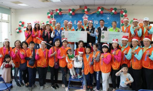 虎尾東區扶輪社舉辦「聖誕傳愛與慢飛天使同樂」活動，社長許銘憲號召社友們變身成可愛的卡通人物與聖誕老公公，與縣內慢飛天使家庭歡度聖誕節。