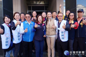國民黨籍立委候選人馬文君跟許淑華完成號次抽籤作業，相互打氣加油。
(圖/馬文君立委競選總部)
