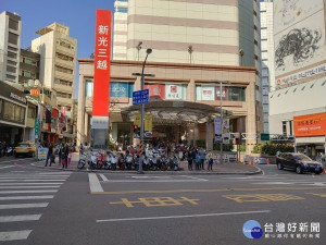 •	台南市地王-新光三越中山店