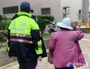 北港所警員郭耀星、歐全裕熱心協助迷途老婦平安返家，積極為民服務的精神亦獲社區民眾的肯定與讚許。（記者陳昭宗拍攝）
