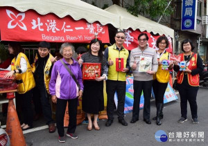 北港仁一醫院舉辦愛心義賣會，還邀請幼兒園小朋友裝扮成聖誕小天使與院內長輩們一起品嘗麻油麵線歡度聖誕節，祝福長輩們身體健康。