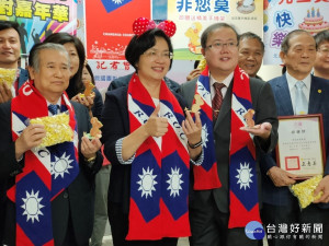 彰化縣元旦升旗典禮以「升旗‧派對‧爆米花」方式過年。圖／記者鄧富珍攝