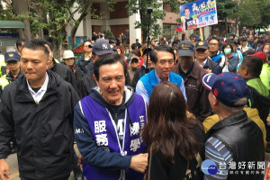 前總統馬英九前往八德區陪同立委候選人陳學聖掃街、拜票。