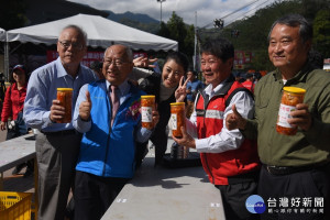 立委許淑華、全鄉長、黃總幹事等貴賓參與泡菜DIY。