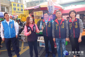 草屯鎮長簡景賢陪同立委吼選人馬文君在草屯的大觀早市掃街拜票。（圖/馬文君立委選舉競選總部）