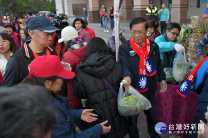 林明溱宣告明年元旦升旗典禮，將有南投農特產大方送。