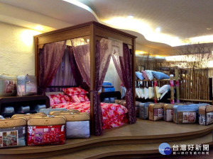 位於竹山工業區內的台灣巧維/采棉居觀光工廠每年年底都會舉辦年終寢具特賣會，並做愛心公益。