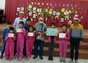 陳慶懷(右四)剛出院還在養病，體力恢復後，仍會持續到學校擔任其最愛的校工以及扮演聖誕老公公。