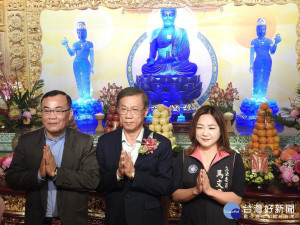 縣長林明溱〈中〉立委馬文君〈右〉等人膜拜祈福。
