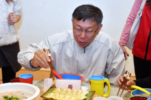 台北市府研考會12月24日公布最新一期，同時亦是柯文哲第二任市長任期滿1周年的民調，顯示台北市民對柯文哲的施政滿意度仍達55％，與10月18日公布的民調相比，滿意度提升4％。（圖／台北市府秘書處媒體事務組）