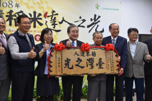農糧署長胡忠一頒獎表彰謝美國農友。（農糧署提供）