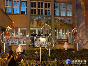 大里公所前的花燈。林重鎣攝