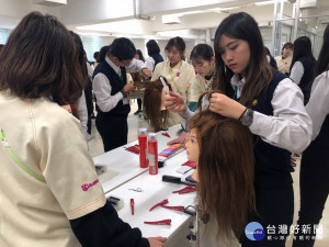 明 台美容科上課情形。林重鎣攝