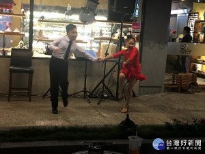 林品毅及莊閔媗表演精彩國標舞。（記者扶小萍攝）