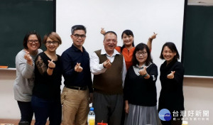 南開師生祝賀潘金海通過碩士口試。（南開提供）