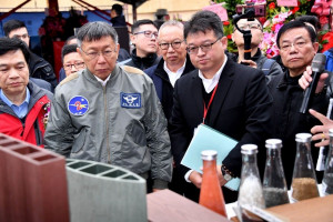 台北市長柯文哲（左２）的母親何瑞英昨（26）日表示，柯文哲是綠底的，明年1月11日的總統大選，他絕對會投蔡英文。對此柯文哲今（27）日回應還在考慮。（圖／台北市政府秘書處媒體事務組）