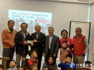 吳修齊紀念雙親文教公益基金會陳宏田執行長捐贈伯利恆文教基金會早療暨融合教育中心八十萬元，由發展中心秘書陳正霖代表接受。