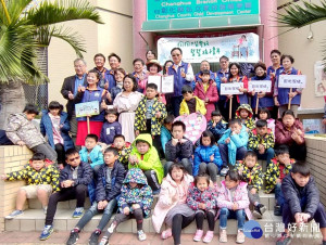 彰化扶幼委員與穿新衣的家扶兒大合照。