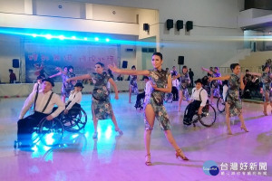 中華民國輪椅體育運動舞蹈協會舉辦「精彩舞蹈、璀璨北港」歡樂跨年晚會，表演團隊與北港鄉親用最熱情的心及最精彩的舞蹈，迎接嶄新的一年。