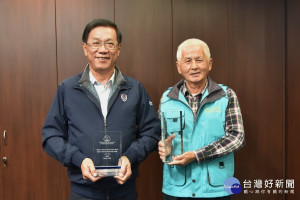 合歡山暗空公園通過認證，南投縣府獲國際暗天協會IDA頒發獎座，縣長林明溱(左)表示將用心營造最適合觀星的無光害國際景點。