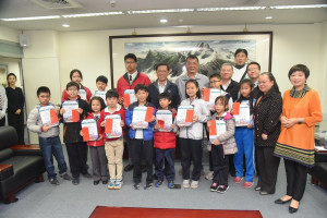 林明溱表彰英語單字賽優勝者及學校。