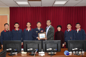 犁記糕餅張仕宗董事長捐贈南投縣警局一批肩燈臂盾。（縣警局提供）